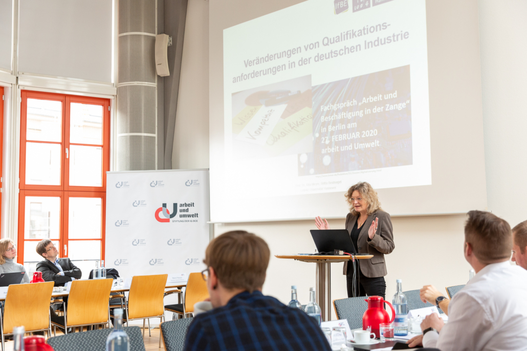 Stiftung Arbeit und Umwelt der IGBCE; Fachgespräch: Arbeit und Beschäftigung in der Zange? Doppelter Druck durch Digitalisierung und ökologischer Transformation auf die berufliche Anpassung in der deutschen Industrie. Rednerin Prof. Dr. Rita Meyer; Foto: ©Andrea Vollmer