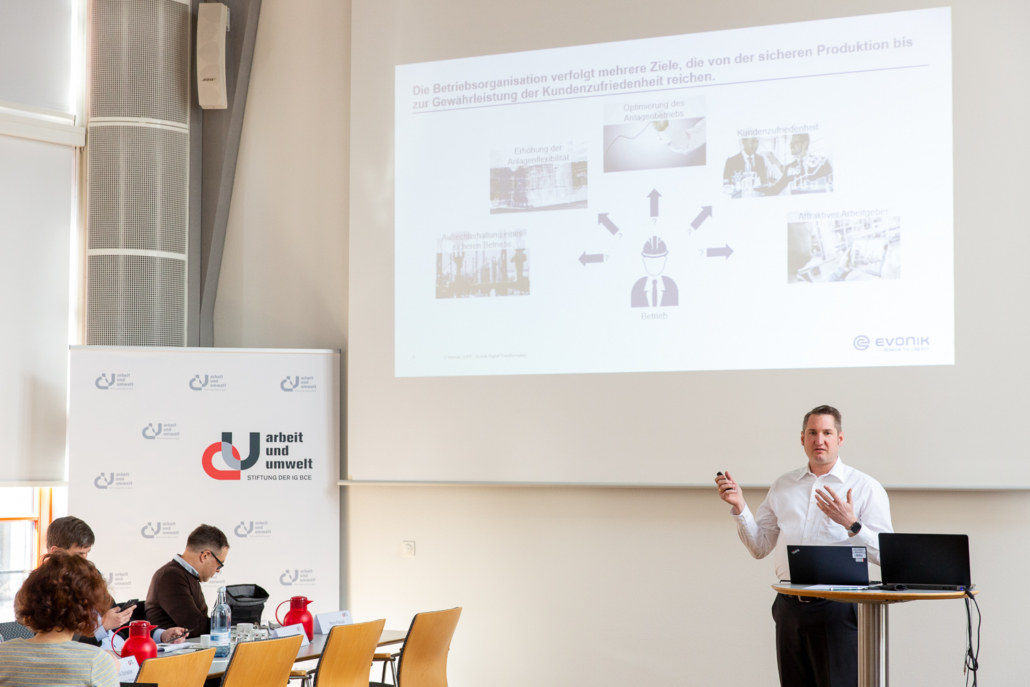 Stiftung Arbeit und Umwelt der IGBCE; Fachgespräch: Arbeit und Beschäftigung in der Zange? Doppelter Druck durch Digitalisierung und ökologischer Transformation auf die berufliche Anpassung in der deutschen Industrie. Redner Robert Mosdzien; Foto: ©Andrea Vollmer