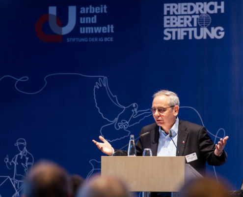 Fachkonferenz der Stiftung Arbeit und Umwelt der der IG Bergbau, Chemie, Energie Fachkonferenz „Auf dem Weg zu nachhaltigen Lieferketten“ Michael Vassiliadis, Vorsitzender der IGBCE © MKH
