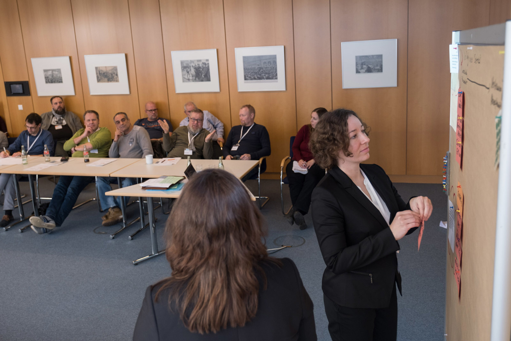 IGBCE Jahrestagung Betriebsrätinnen und Betriebsräte 12. Jahrestagung IGBCE für Betriebsrätinnen und Betriebsräte am 04.12.2019 in der IGBCE Hauptverwaltung in Hannover. Workshop 3: Mobiles Arbeiten - wie sieht die betriebliche Praxis aus? Isabel Eder (IGBCE Abteilungsleiterin Mitbestimmung / Betriebsverfassung) und Dr. Anna Arlinghaus (Consulting XIMES GmbH). Foto: Christian Burkert