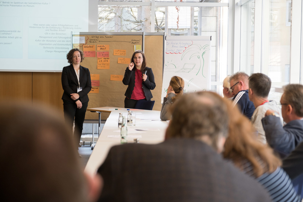 IGBCE Jahrestagung Betriebsrätinnen und Betriebsräte 12. Jahrestagung IGBCE für Betriebsrätinnen und Betriebsräte am 04.12.2019 in der IGBCE Hauptverwaltung in Hannover. Workshop 3: Mobiles Arbeiten - wie sieht die betriebliche Praxis aus? Isabel Eder (IGBCE Abteilungsleiterin Mitbestimmung / Betriebsverfassung) und Dr. Anna Arlinghaus (Consulting XIMES GmbH). Foto: Christian Burkert